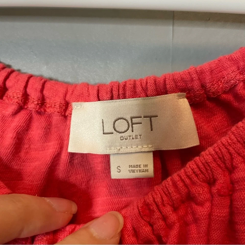 LOFT Women's hot pink embroidered puff sleeve Top‎ size small